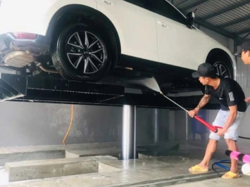 RỬA XE Ô TÔ CÓ CẦU NÂNG